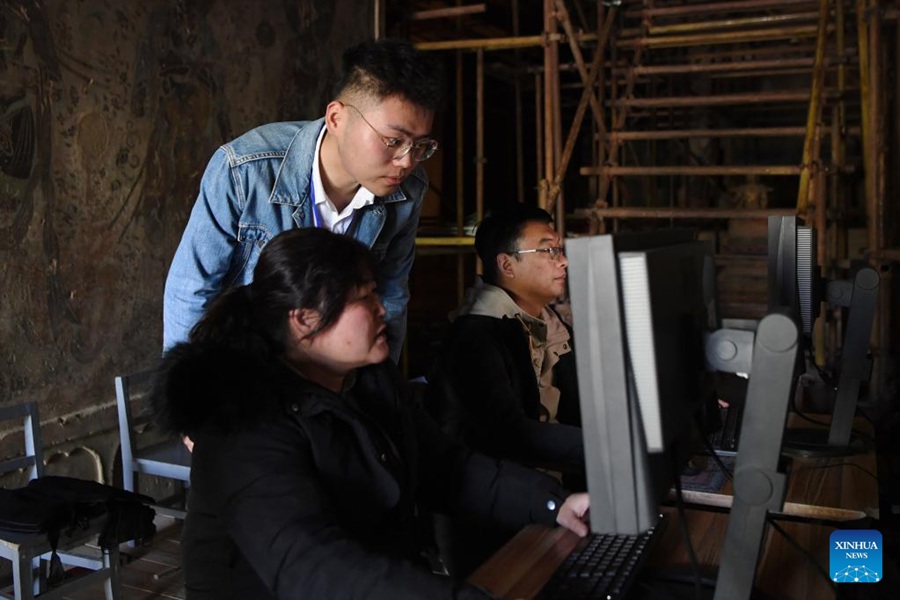 Giovani tecnici preservano le reliquie culturali nelle grotte di Mogao con la tecnologia digitale