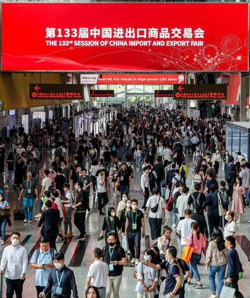 Visitatori alla 133a sessione della China Import and Export Fair, nota anche come Fiera di Canton, a Guangzhou, nella provincia del Guangdong. (15 aprile 2023 - Xinhua/Liu Dawei)