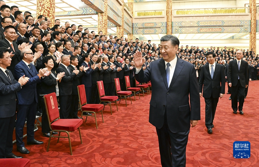 Incontro tra Xi Jinping e i rappresentanti della 10a Conferenza mondiale delle associazioni della comunità cinese d'oltremare