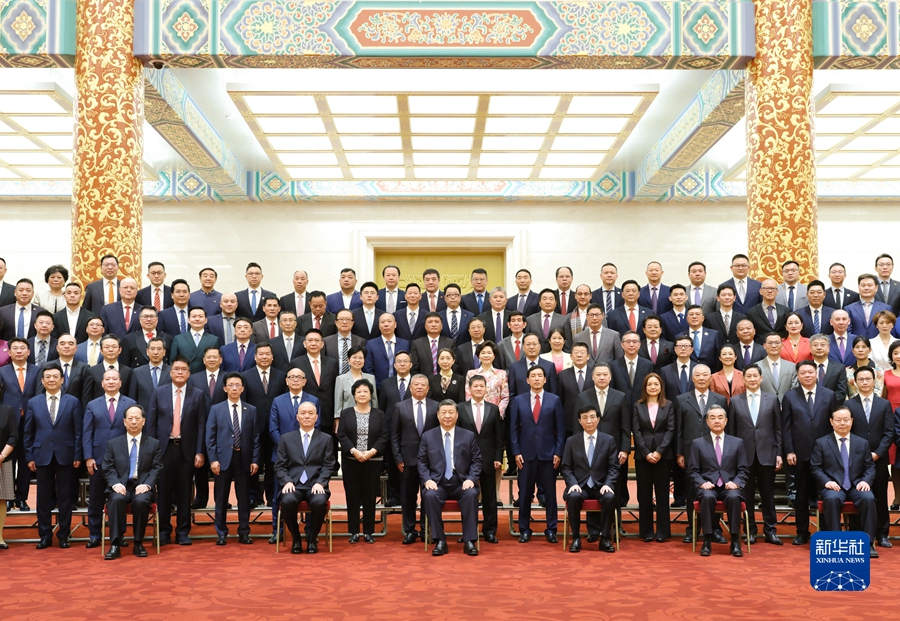 Incontro tra Xi Jinping e i rappresentanti della 10a Conferenza mondiale delle associazioni della comunità cinese d'oltremare
