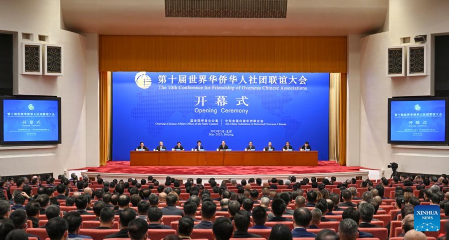 Incontro tra Xi Jinping e i rappresentanti della 10a Conferenza mondiale delle associazioni della comunità cinese d'oltremare