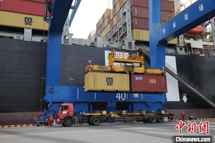 Dalian lancia una nuova rotta di spedizione container verso l'Europa