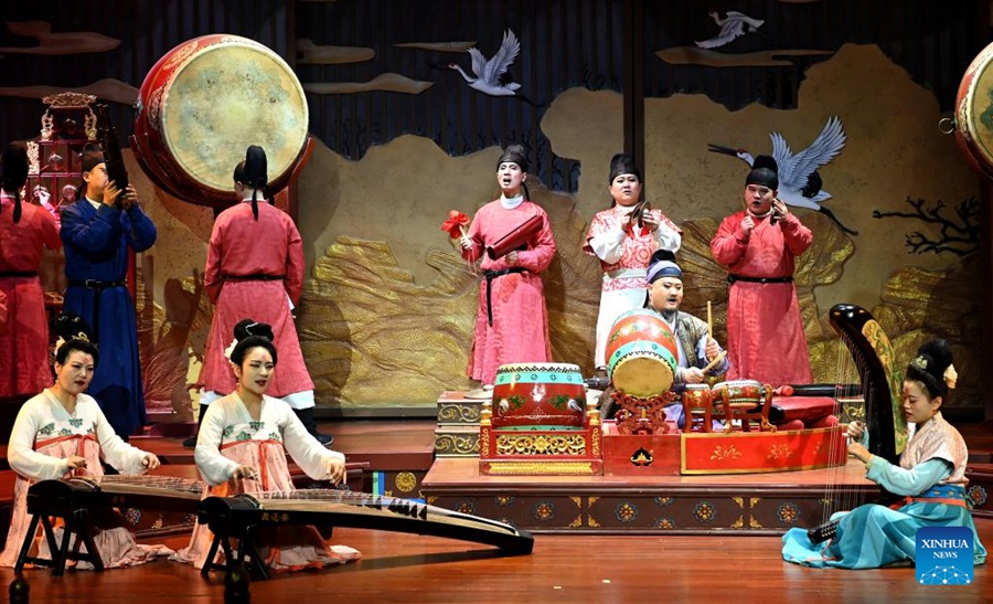 Gli attori eseguono uno spettacolo teatrale di musica tradizionale cinese nel parco Tang Paradise a Xi'an, nella provincia nord-occidentale dello Shaanxi. (24 gennaio 2023 – Xinhua/Liu Xiao)