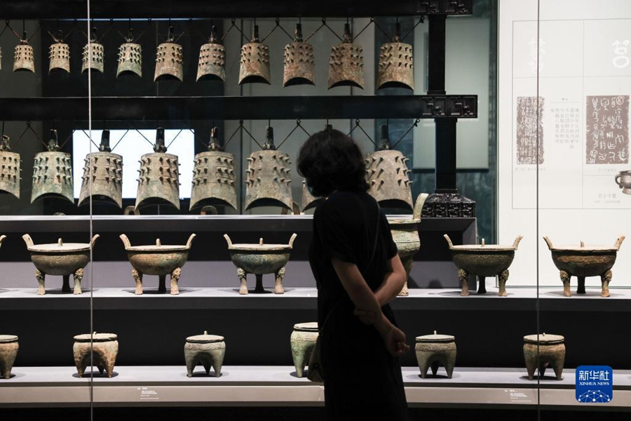 I visitatori ammirano gli articoli in bronzo delle dinastie Shang e Zhou (a.C. 1600 – a.C. 256) esposti alla mostra. (16 maggio 2023 – Xinhua/Zhu Zheng)
