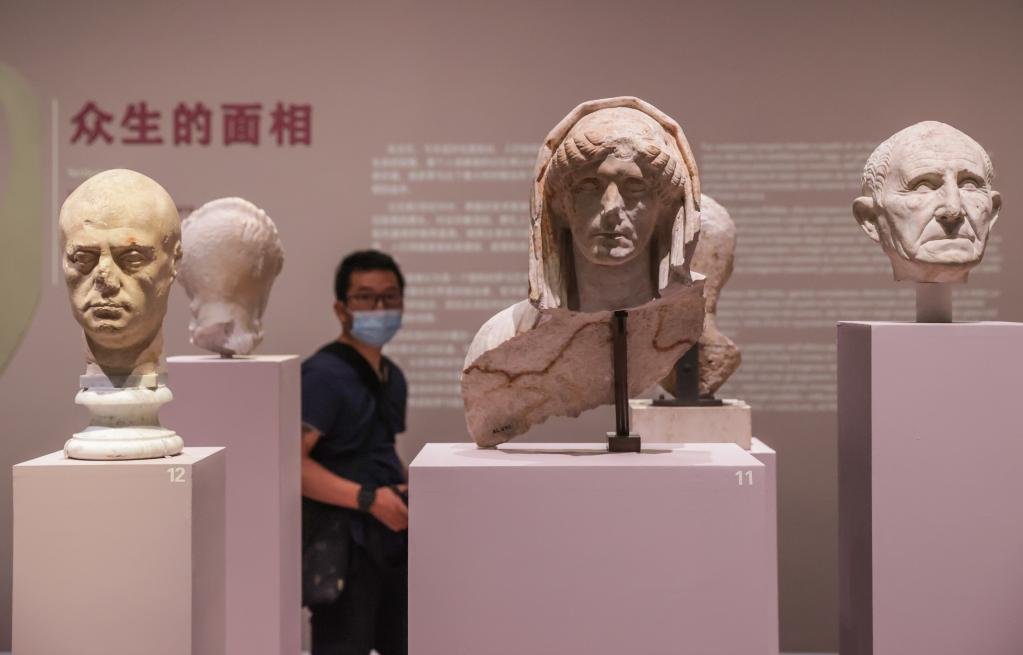 La testa di Augusto con turbante (al centro), uno dei reperti esposti a “Tota Italia. Alle origini di una nazione”, nel Museo Nazionale della Cina, a Beijing. (11 luglio 2022 - Xinhua/Zhang Yuwei)
