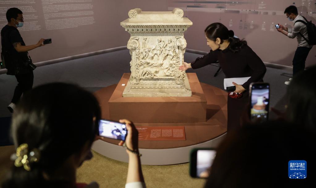 Altare dedicato a Marte, Venere e Silvano, esposto a “Tota Italia. Alle origini di una nazione”, nel Museo Nazionale della Cina, a Beijing. (11 luglio 2022 - Xinhua/Zhang Yuwei)