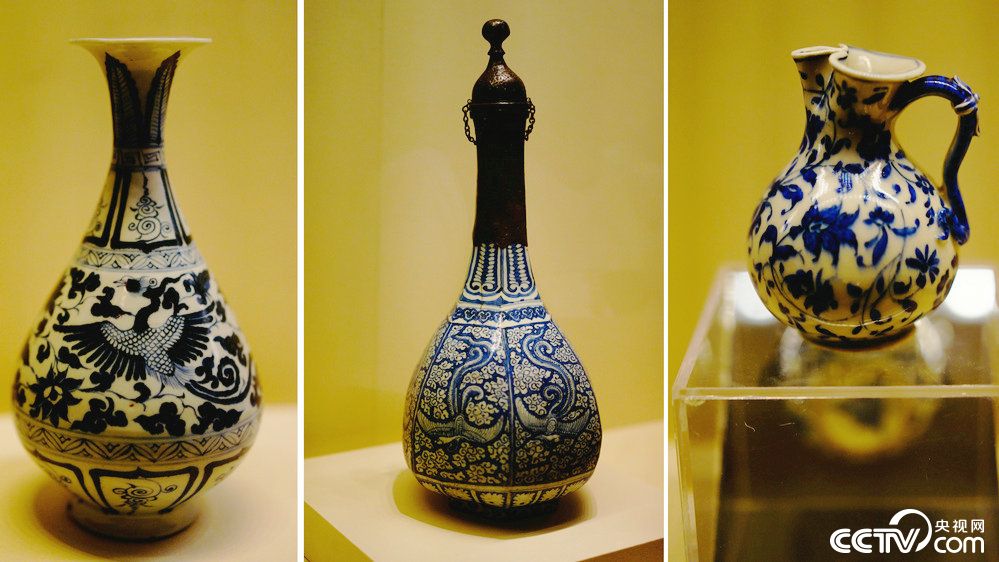 Antichi vasi cinesi in porcellana blu e bianca. (CCTV)