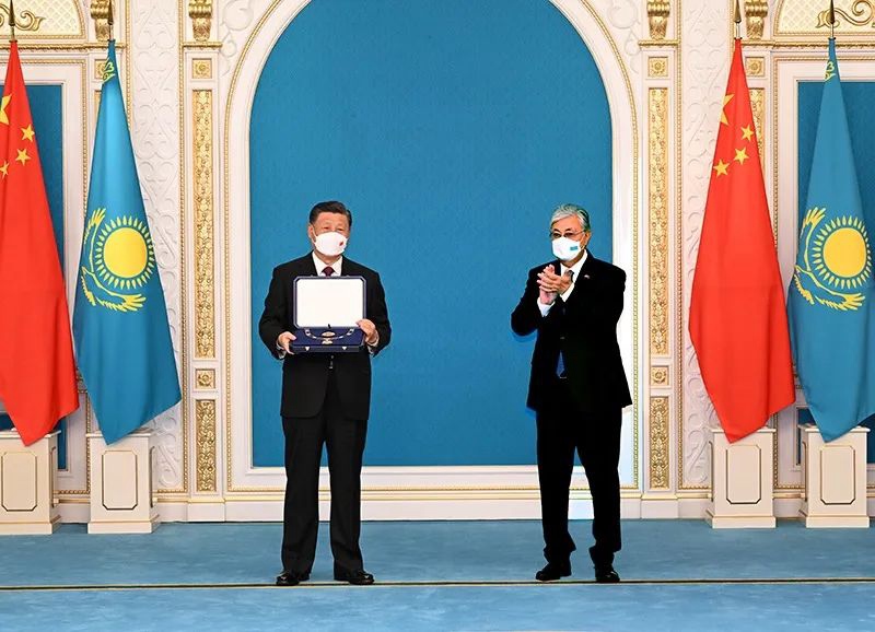 Il presidente Xi Jinping riceve l'Ordine dell'Aquila d'Oro dal presidente Tokayev del Kazakistan presso il palazzo presidenziale Nur-Sultan. (14 settembre 2022 – Xinhua/Rao Aimin)