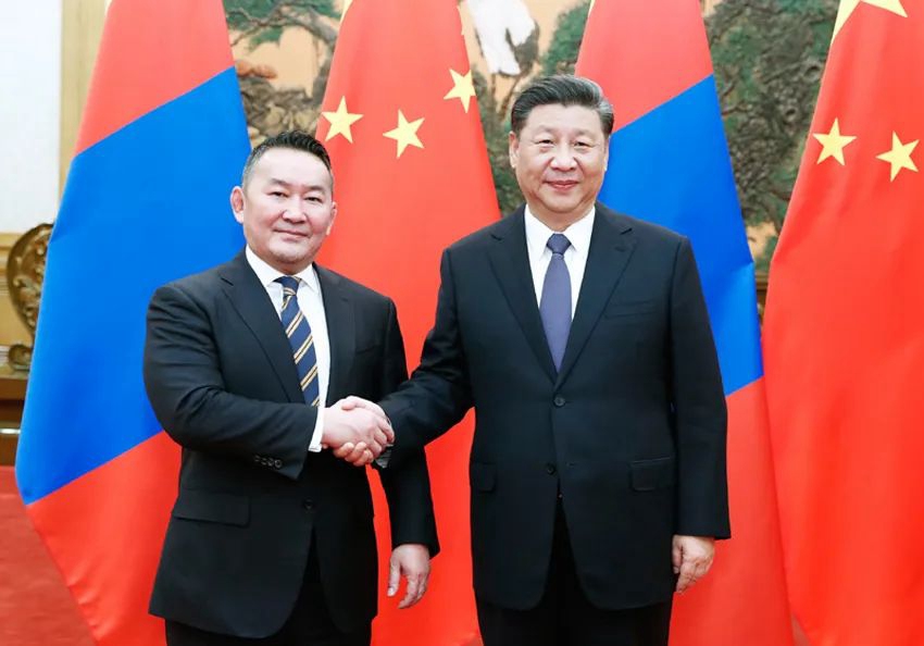 Il presidente Xi Jinping tiene colloqui con il presidente mongolo Battulga presso la Grande Sala del Popolo di Beijing. (27 febbraio 2020 – Xinhua/Liu Bin)