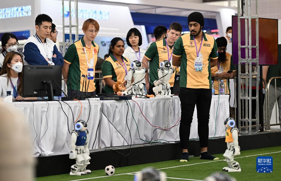 Tianjin: competizione di robot durante il 7° World Intelligence Congress