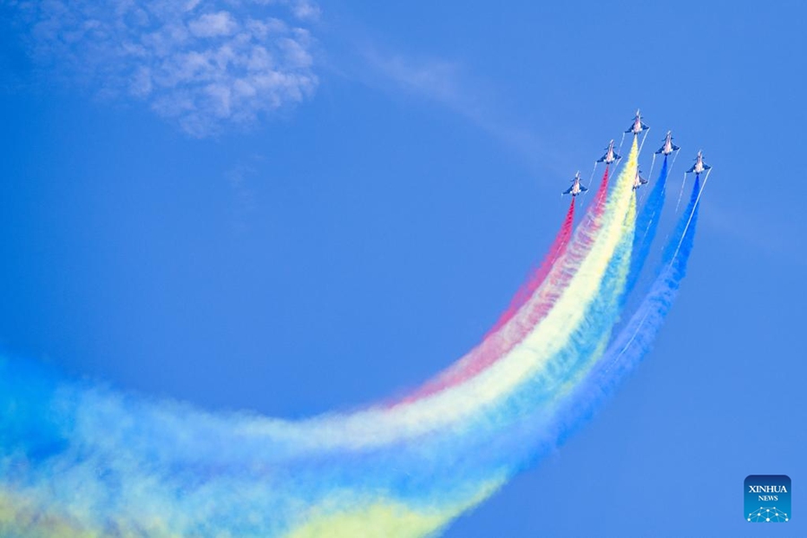 Squadra acrobatica dell'Aeronautica Militare cinese alla 16a Langkawi International Maritime and Aerospace Exhibition