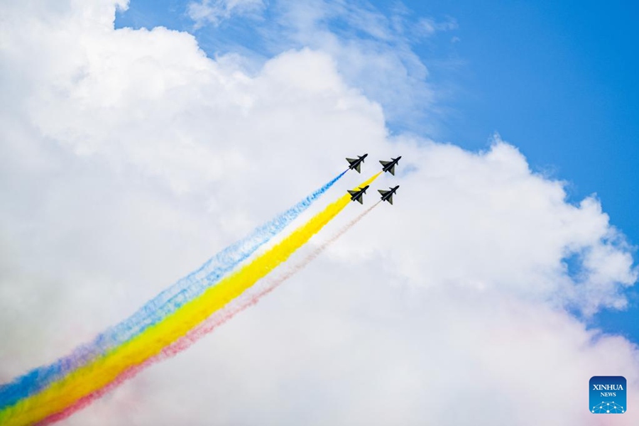 Squadra acrobatica dell'Aeronautica Militare cinese alla 16a Langkawi International Maritime and Aerospace Exhibition