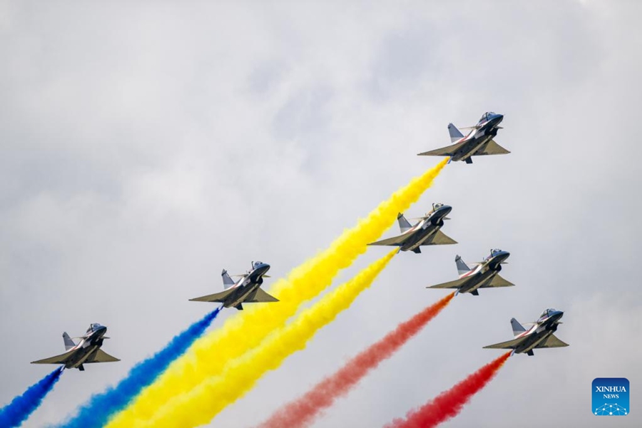 Squadra acrobatica dell'Aeronautica Militare cinese alla 16a Langkawi International Maritime and Aerospace Exhibition