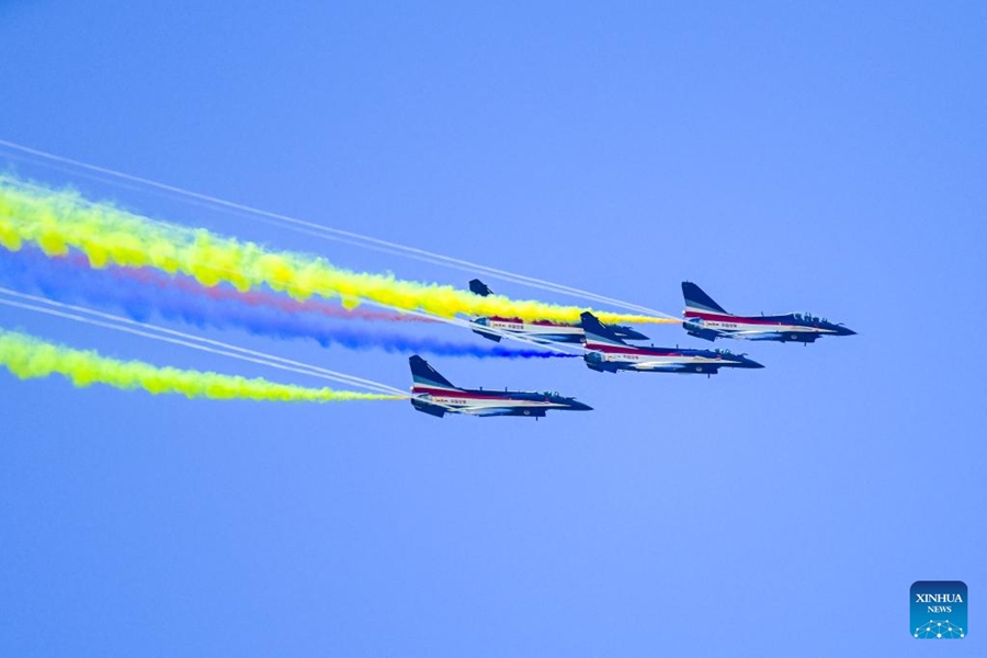 Squadra acrobatica dell'Aeronautica Militare cinese alla 16a Langkawi International Maritime and Aerospace Exhibition