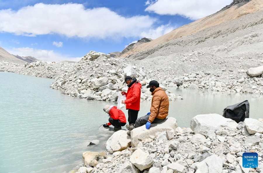 Scienziati conducono ricerche nella regione del Monte Qomolangma nella Cina sudoccidentale