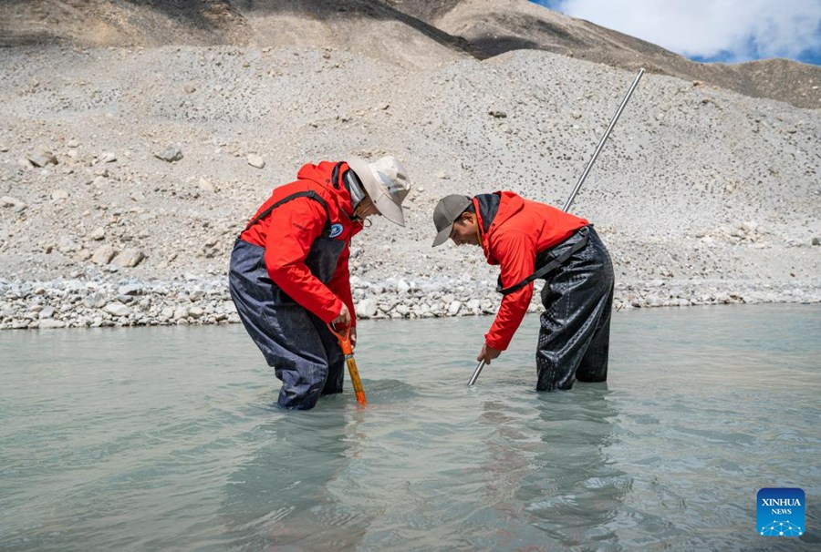 Scienziati conducono ricerche nella regione del Monte Qomolangma nella Cina sudoccidentale