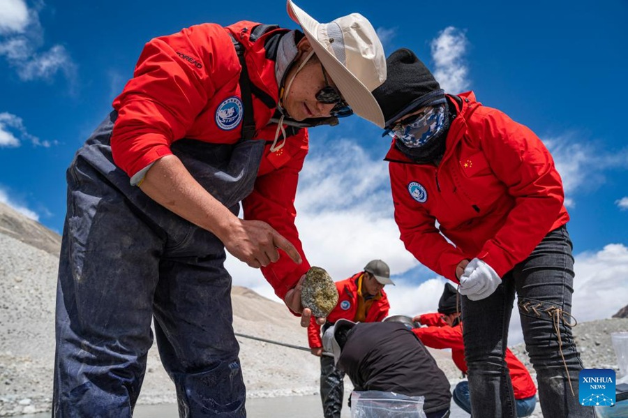 Scienziati conducono ricerche nella regione del Monte Qomolangma nella Cina sudoccidentale