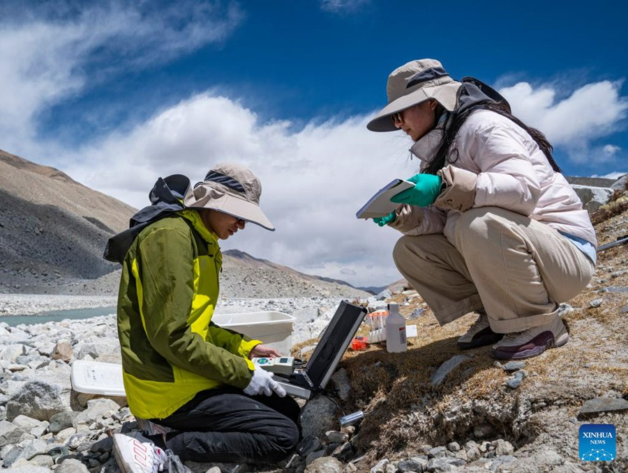 Scienziati conducono ricerche nella regione del Monte Qomolangma nella Cina sudoccidentale