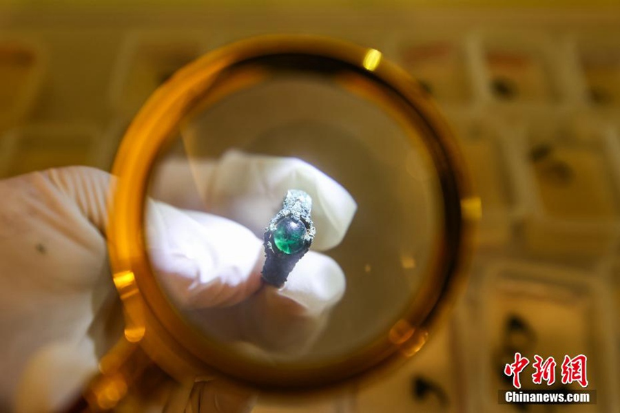 Un anello della dinastia Ming riportato alla luce nelle tombe Dasongshan. (24 maggio 2023 – China News Service)
