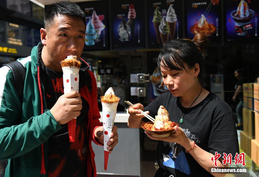 Chongqing: gelato piccante attira i clienti