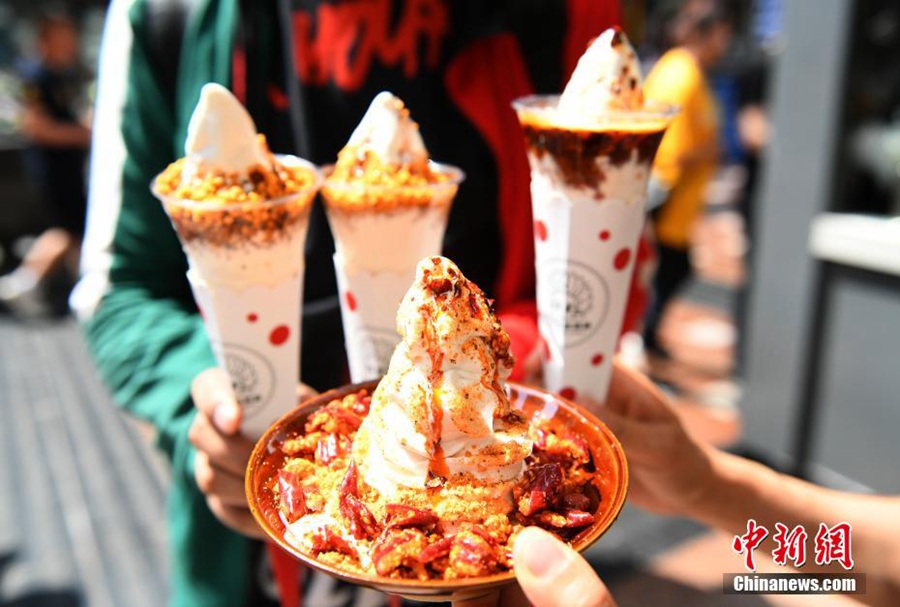 Chongqing: gelato piccante attira i clienti