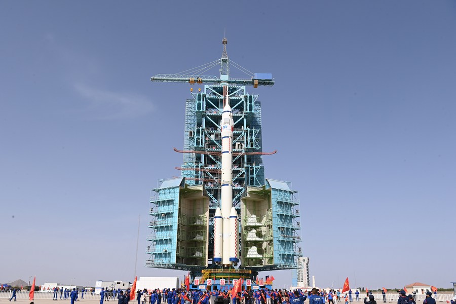 La combinazione dell'astronave con equipaggio Shenzhou-16 e di un razzo vettore Long March-2F viene trasferita nell'area di lancio del Jiuquan Satellite Launch Center, nel nord-ovest della Cina. (22 maggio 2023 - Wang Jiangbo/Xinhua)