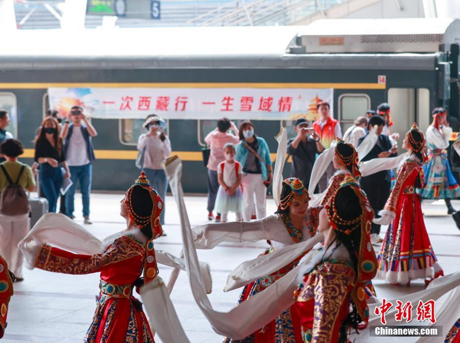 Le danzatrici ballano danze tibetane sulla piattaforma per salutare i visitatori. (28 maggio 2023 – China News Service/Jia Tianyong)