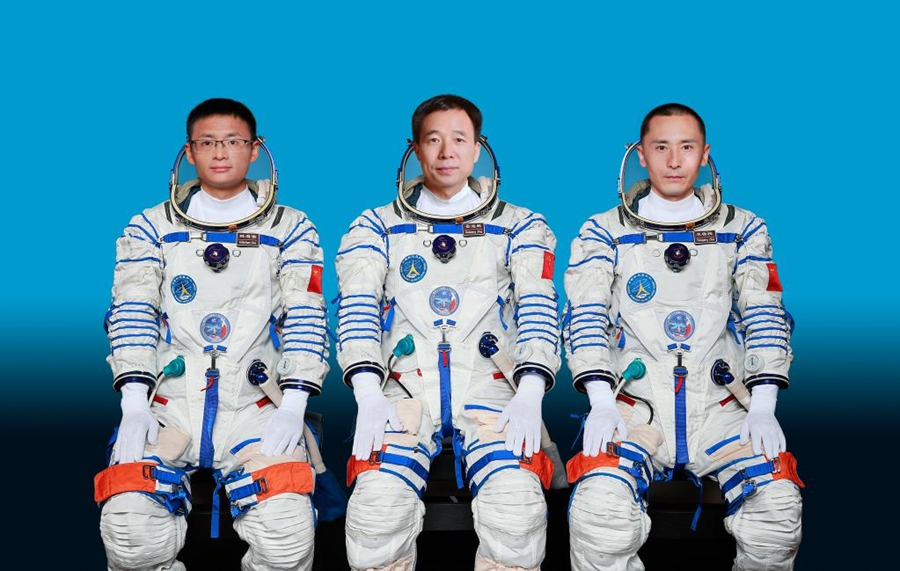 I taikonauti cinesi Jing Haipeng (al Centro), Zhu Yangzhu (a Destra) e Gui Haichao che effettueranno la missione di volo spaziale Shenzhou-16. (Xinhua)
