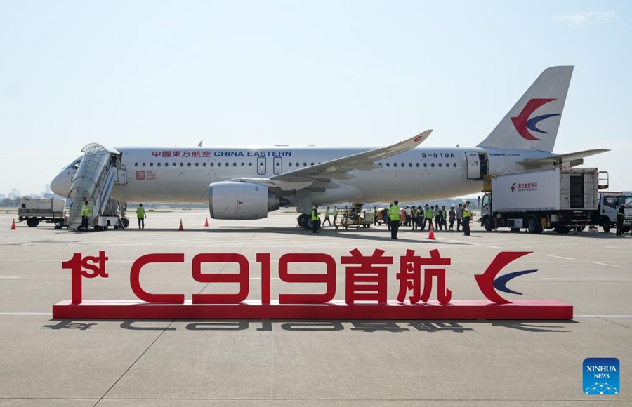Il grande aereo passeggeri C919 sviluppato autonomamente dalla Cina, si prepara per il suo primo volo commerciale a Shanghai, nella Cina orientale. (28 maggio 2023 - Xinhua/Ding Ting)