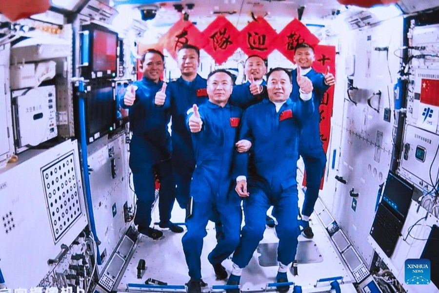 L'equipaggio della Shenzhou-16 entra nella stazione spaziale