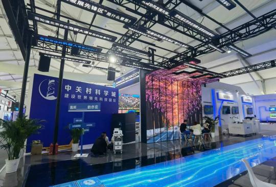 Circa 40 imprese di Beijing E-Town hanno portato nuovi prodotti e tecnologie al forum ZGC 2023. (Foto fornita a chinadaily.com.cn)