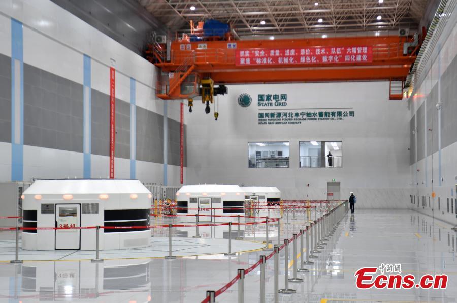 Membri del personale effettuano un'ispezione presso la centrale idroelettrica a pompaggio nella contea autonoma dell'etnia Man di Fengning, nella provincia cinese settentrionale dello Hebei. (30 maggio 2023 - China News Service/Han Bing)