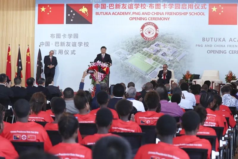 Il presidente Xi Jinping e l'allora primo ministro O'Neill della Papua Nuova Guinea partecipano insieme alla cerimonia di apertura della Butuka Academy a Port Moresby, Papua Nuova Guinea. (16 novembre 2018 – Xinhua/Xie Huanchi)