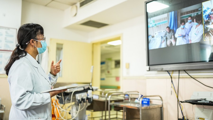 Un medico fornisce consigli terapeutici a un paziente nella contea di Longli tramite una piattaforma di cure mediche a distanza 5G+ presso il Guizhou Provincial People's Hospital di Guiyang, capoluogo del Guizhou. (25 maggio 2023 - Xinhua/Tao Liang)