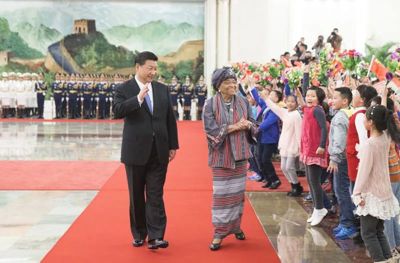 Cerimonia di benvenuto tenuta dal presidente cinese Xi Jinping tiene per la presidente della Liberia Ellen Johnson Sirleaf nella Grande Sala del Popolo di Beijing. (Novembre 2015 – Xinhua/Huang Jingwen)