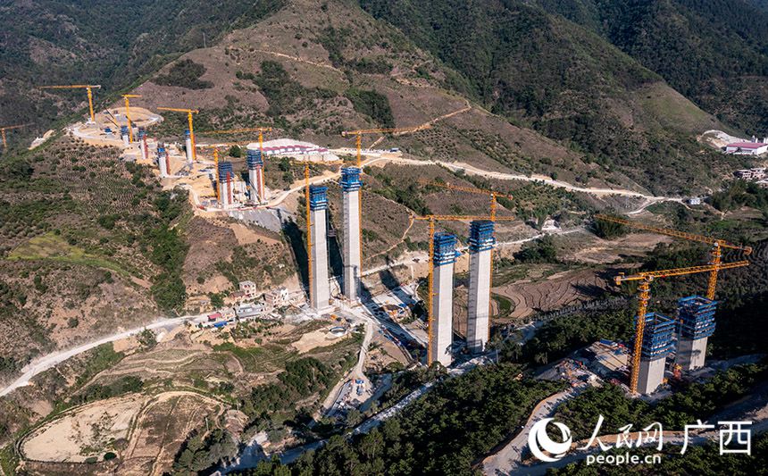 Guangxi: il pilone più alto del ponte Yachang entra in fase finale di costruzione