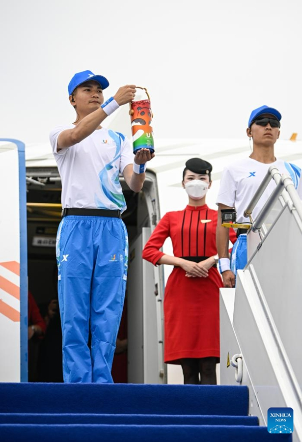 Fiamma delle Universiadi di Chengdu trasferita a Beijing per la staffetta della fiaccola