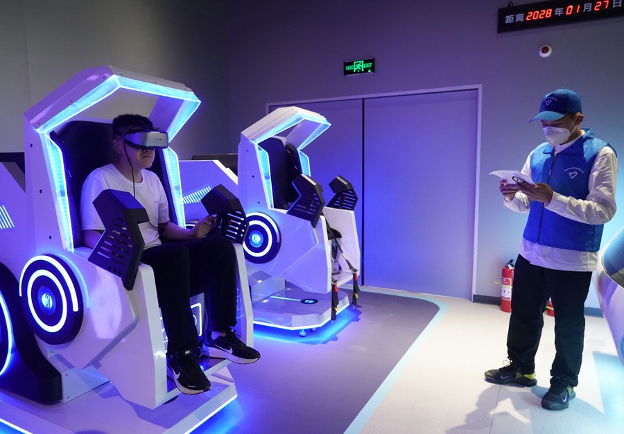 Un visitatore prova un'attrezzatura VR durante una mostra alla China Science Fiction Convention (CSFC) 2023 a Beijing, capitale della Cina. (30 maggio 2023 - Xinhua/Ren Chao)