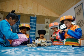 Le donne di etnia Miao preparano sacchetti profumanti per celebrare la Festa delle barche drago