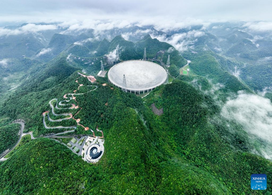 Il radiotelescopio sferico cinese a cinquecento metri di apertura (FAST) in manutenzione nella provincia del Guizhou, nel sud-ovest della Cina. (22 giugno 2023 - Xinhua/Ou Dongqu)