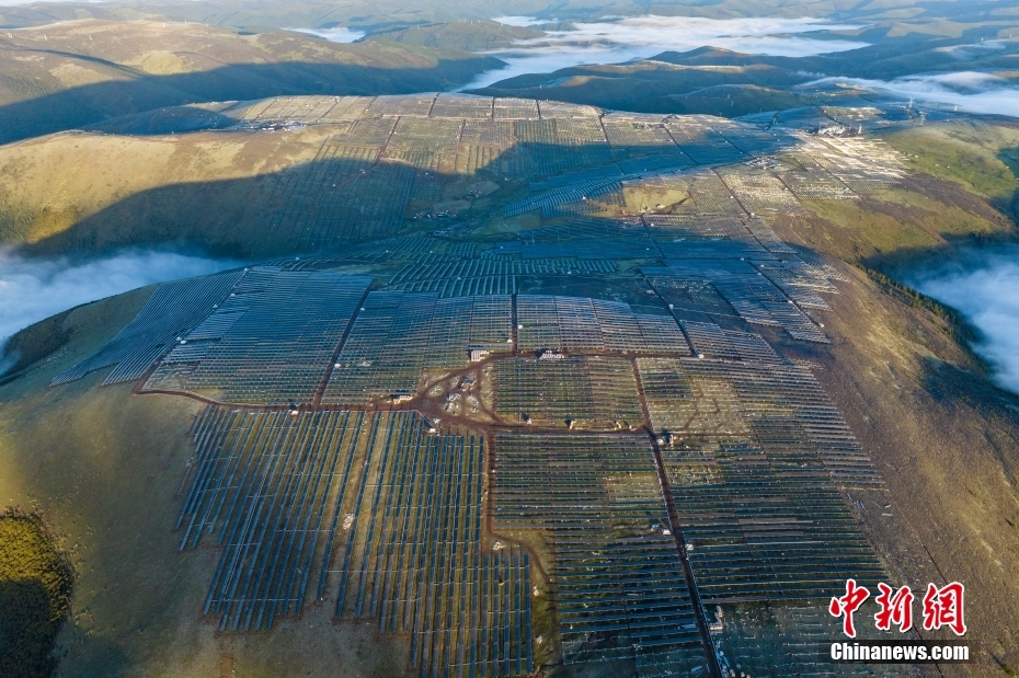 Vista aerea della centrale fotovoltaica di Kela. (24 giugno 2023 - China News Agency/LiuZhongjun)
