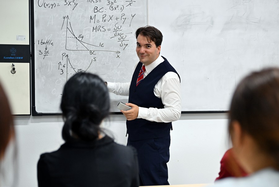 Natan Colombo tiene lezione alla Hainan Tropical Ocean University di Sanya, nella provincia insulare di Hainan. (8 giugno 2023 - Xinhua/Guo Cheng)