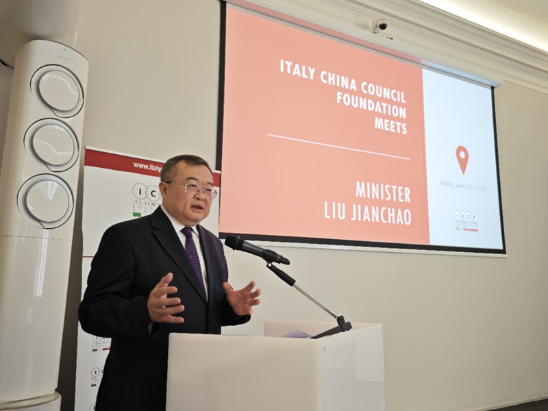 Ministro Liu Jianchao rilascia un discorso durante la sua visita in Italia.