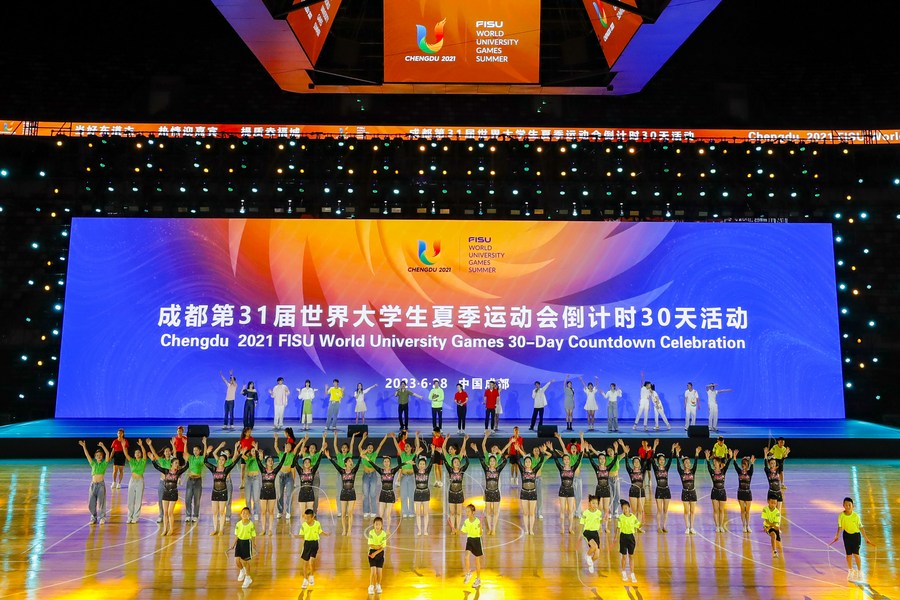 Cantanti e ballerini si esibiscono durante una cerimonia per il conto alla rovescia dei 30 giorni per i Giochi Universitari Mondiali FISU di Chengdu 2021. (28 giugno 2023 - Xinhua/Shen Bohan)