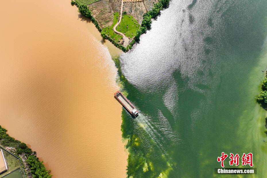 Guangxi: scena spettacolare del fiume bicolore