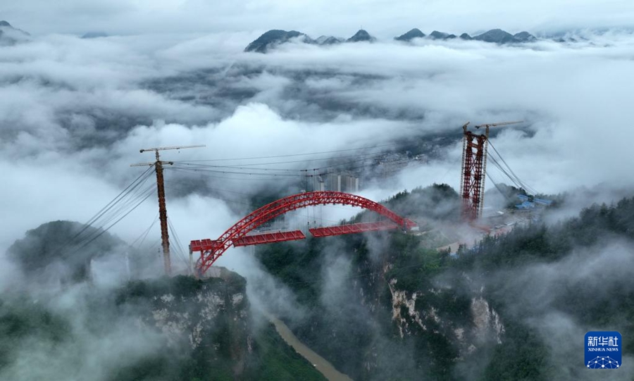 Hefeng, Hubei: prossima la posa delle travi d'acciaio del Grande Ponte sul fiume Loushui