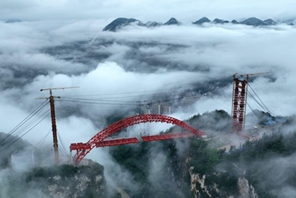 Hefeng, Hubei: prossima la posa delle travi d'acciaio del Grande Ponte sul fiume Loushui