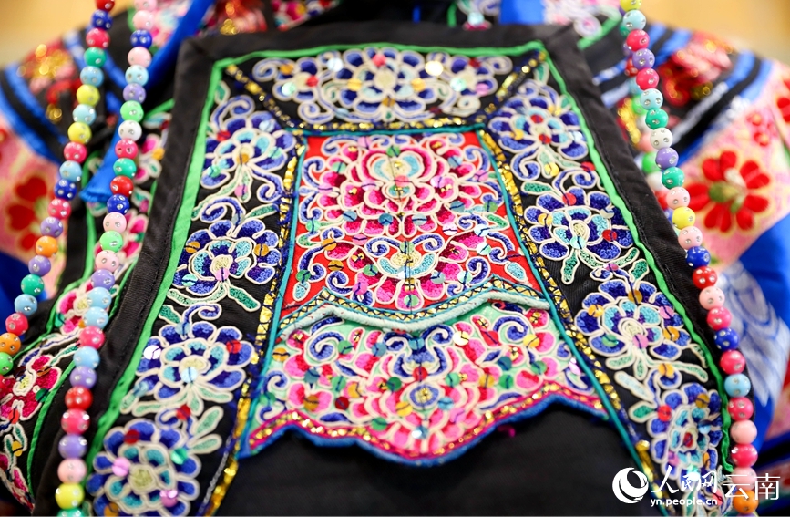Yunnan: mostra sul ricamo Yi per promuovere l'eredità culturale