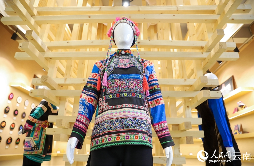 Yunnan: mostra sul ricamo Yi per promuovere l'eredità culturale