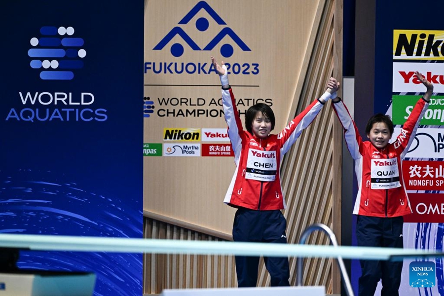 Le cinesi Quan e Chen si aggiudicano la vittoria nei tuffi sincronizzati femminili da piattaforma 10 metri